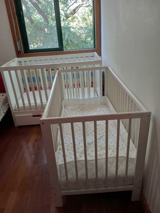 2lits avec matelats+2 chaises bebe+poussette+2 sieges auto