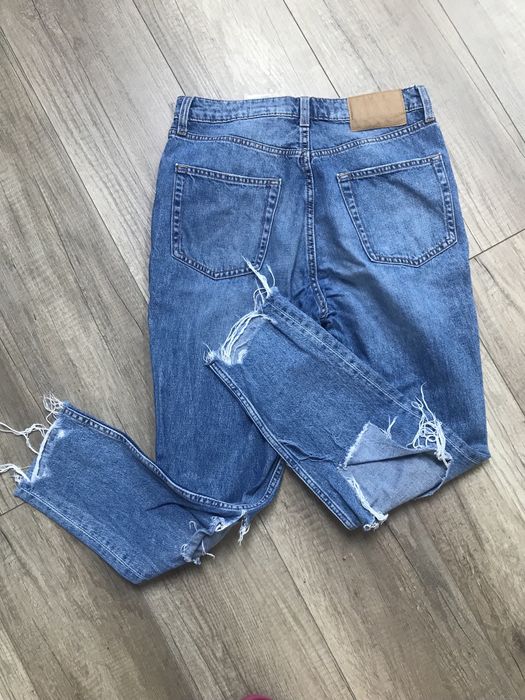 Spodnie jeans z dziurami