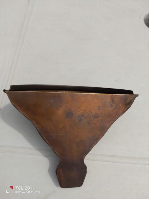 Fonte em cobre com base em madeira