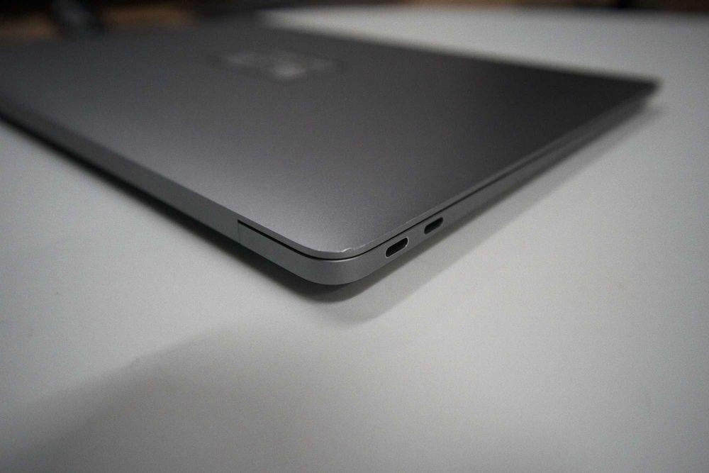 MacBook M1, 512/8, Sonoma 14.8.3, Klawiatura Cyrlica, (Dongle Gratis)