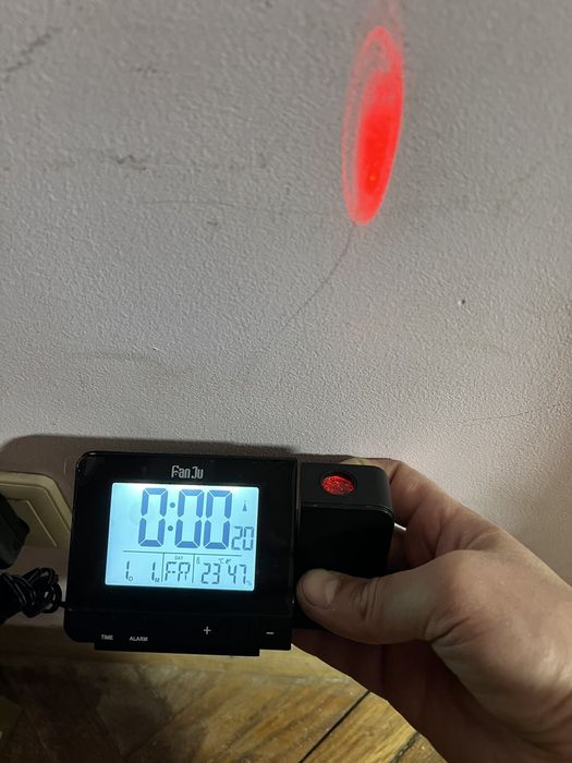 Годинник з лазерною проекцією