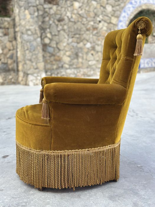 Cadeira Vintage Estofada em Veludo Mostarda com Franjas