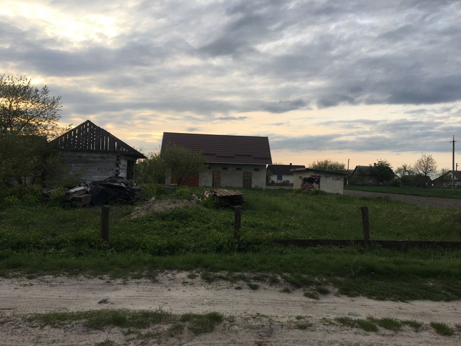 Земельна ділянка з нежитловими будівлями