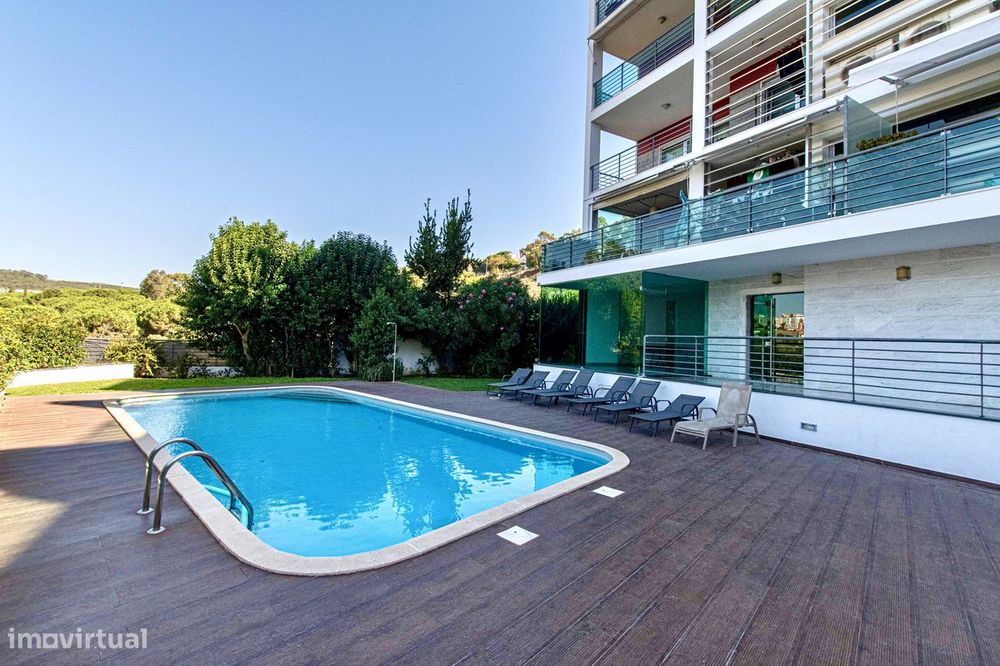 T3 com vista sobre o Jamor, box de 58 m² e condomínio com piscina