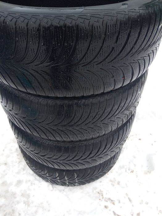 Комплект зимової гуми 215/55/17.
