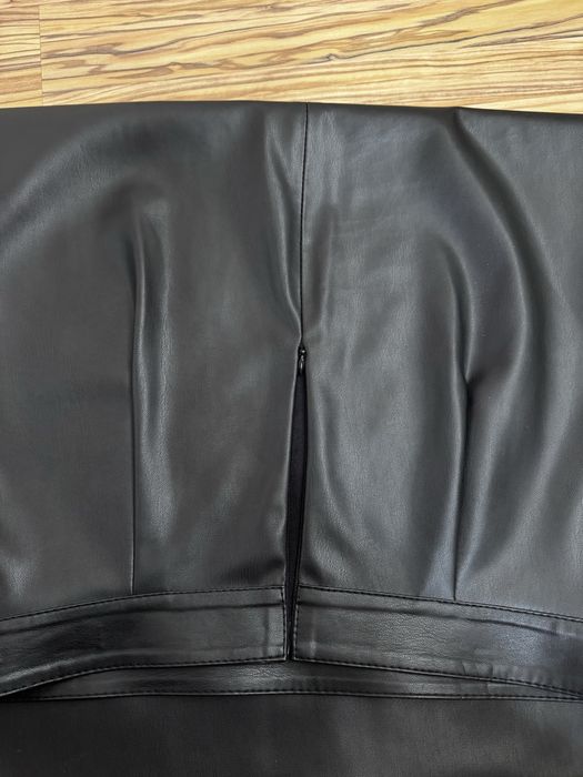 Стильна шкіряна спідниця міді з розрізом