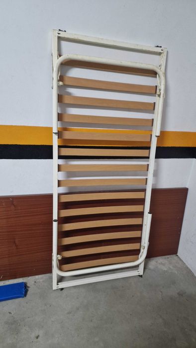 Cama desmontável com rodas