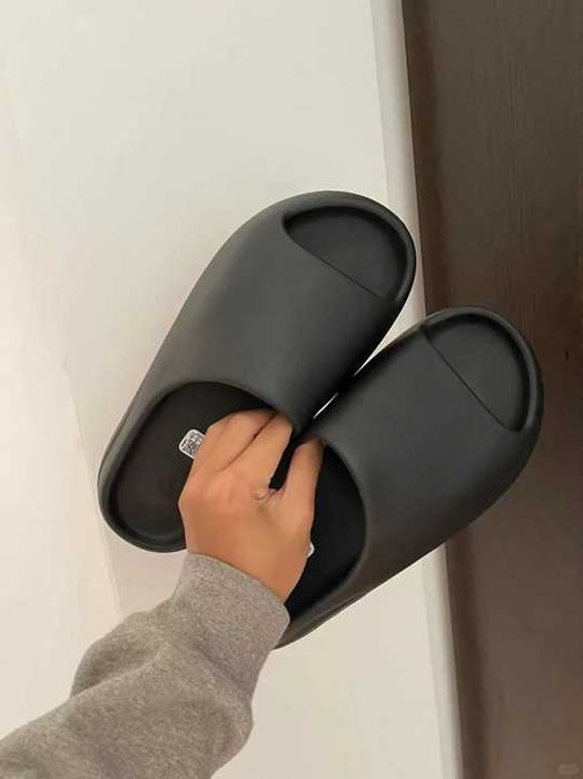 Yeezy_Slide_onyx_Czarny 37