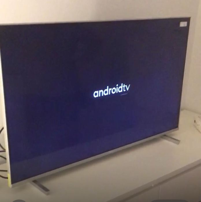 Para venda: TV Philips modelo 43PUS7956, de Novembro de 2021