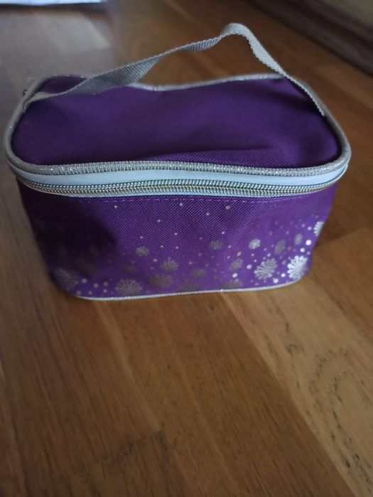 Fioletowa kosmetyczka kuferek