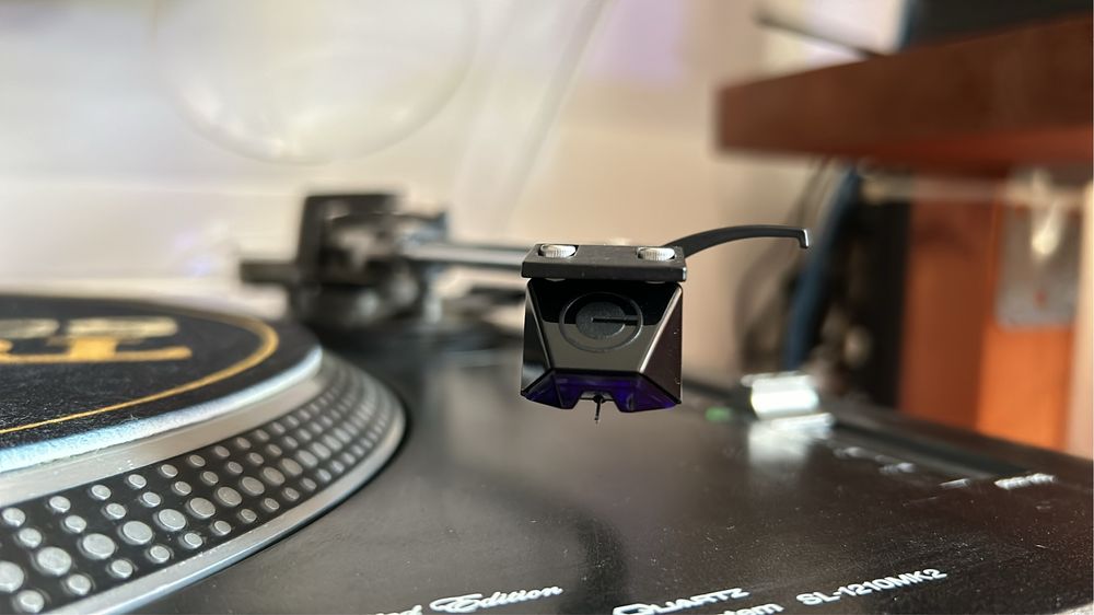 Gira-discos Technics SL 1210 MK2 Com agulha Goldring E3