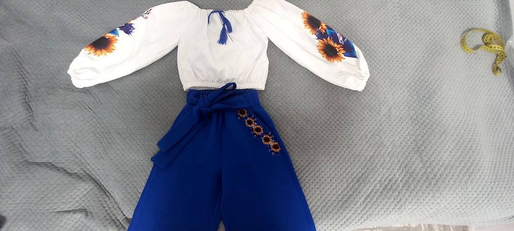 Стильний святковий костюм для дівчинки