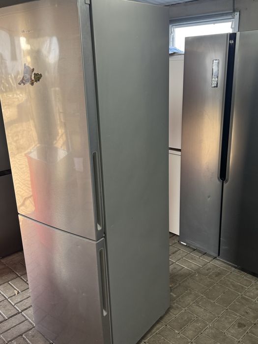 Lodówko Zamrażarkę firmy Hisense  model Kgnf324a++el  A++ 185 cm