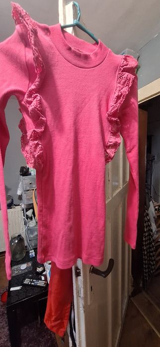 Rozowa koszulka z falbanami