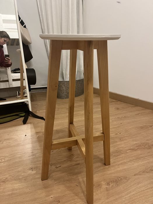 Banco alto branco e madeira