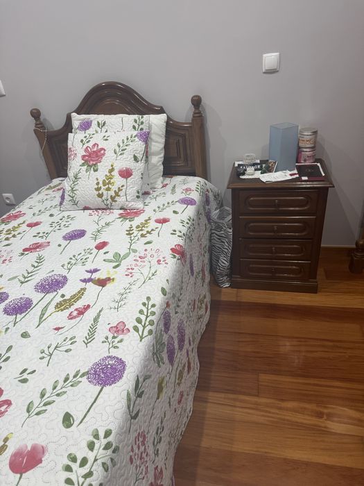 Cama solteiro e uma mesinha