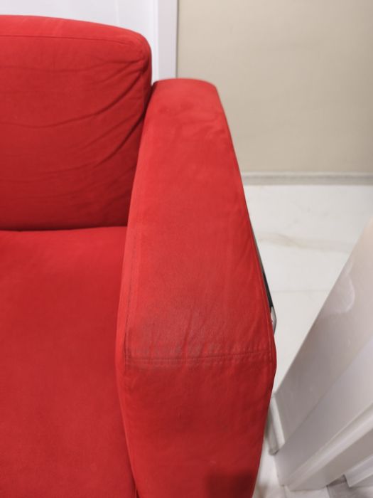 dwa czerwone fotele