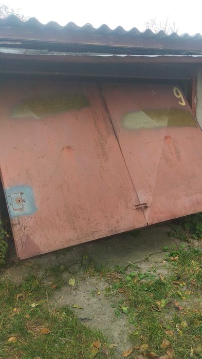 Гараж , каменный .