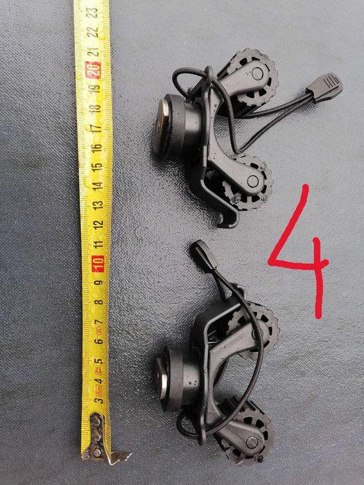 Uchwyty do mocowania wędek na łodzi czy ścianie.