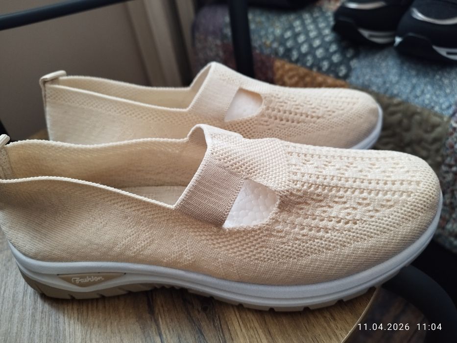 Beżowe, materiałowe, bardzo wygodne 41