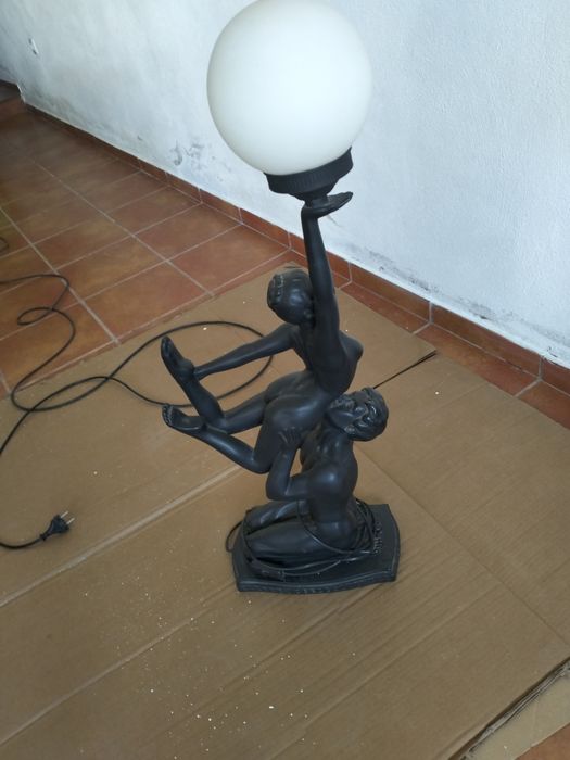 Estátua candeeiro a funcionar.como novo