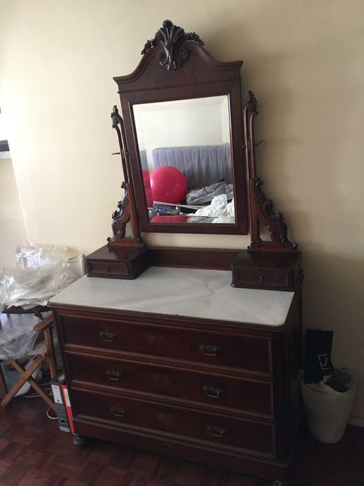 Cómoda com tampo em mármore, espelho e 3 gavetões