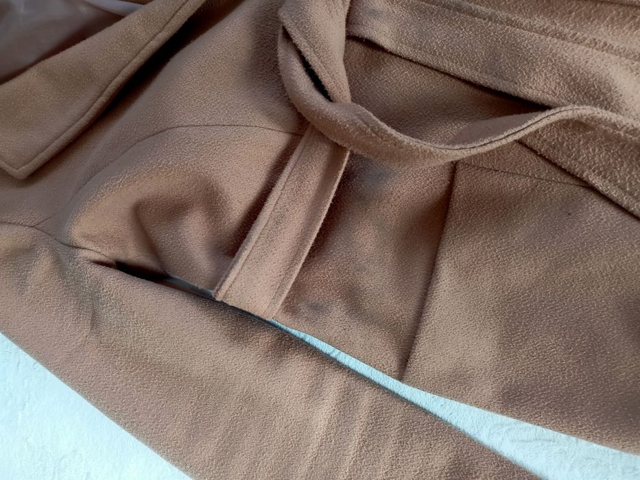 Beżowy płaszcz damski