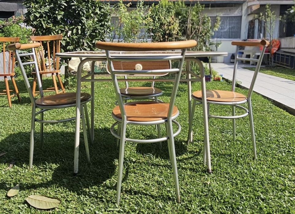 Mesa com 4 cadeiras