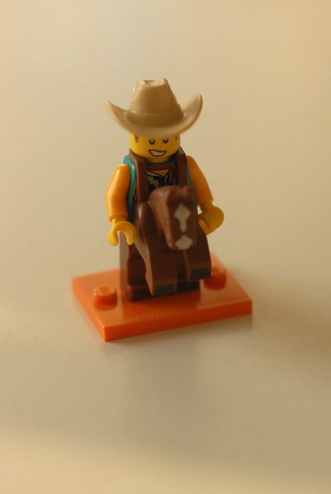 LEGO® minifigures series 18 - kowboj, dwaj rajdowcy i dwaj solenizanci