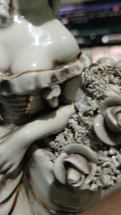 Estatueta de grés marfinite