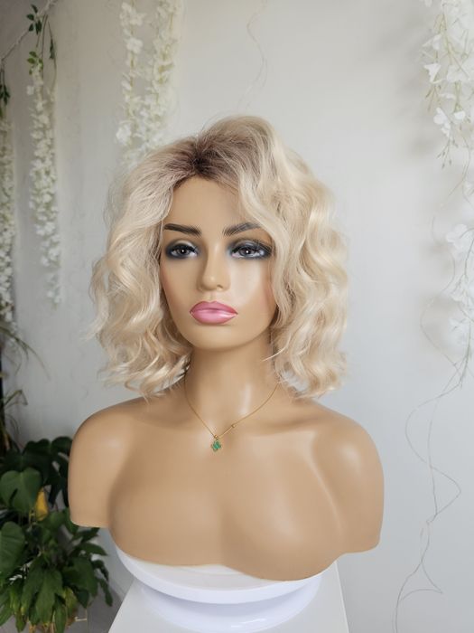 Peruka Giselle jasny perłowy blond naturalny efekt fale loki