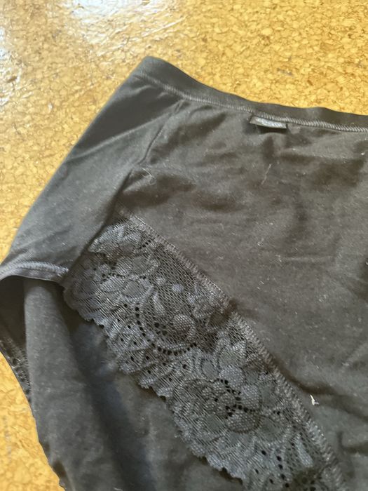 Cueca Sloggi preta com renda L