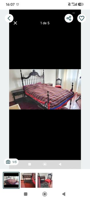 Cama com colchão e mesas de cabeceira