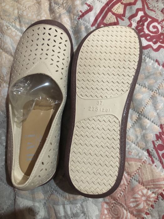 Sapatos novos bege claro