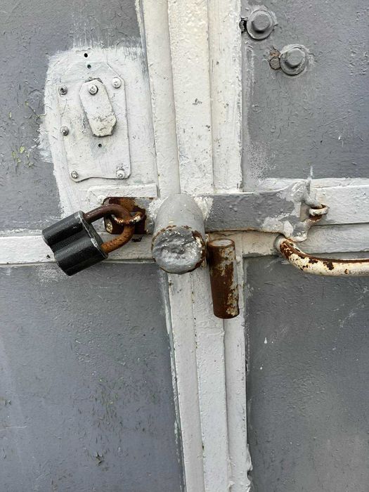 Продається  капітальний  гараж район  11 школи