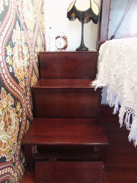 Cama dossel + degraus + peniqueira tudo em Pau Santo Séc XIX