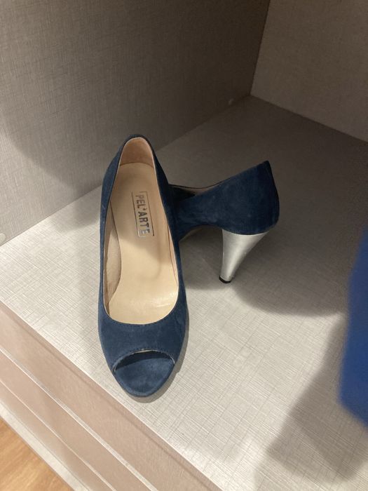Sapato de salto alto  azul com apontamento de cor prata no  salto