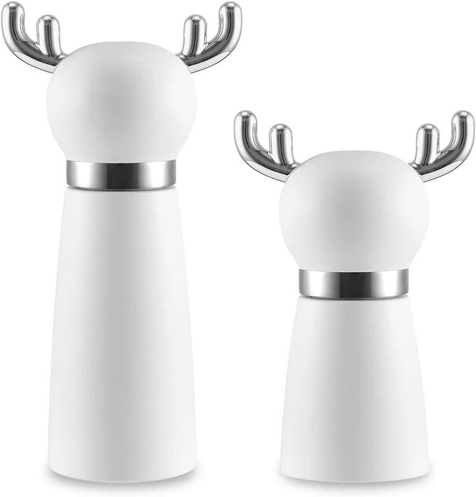 Białe drewniane ręczne młynki vevok w kształcie renifera