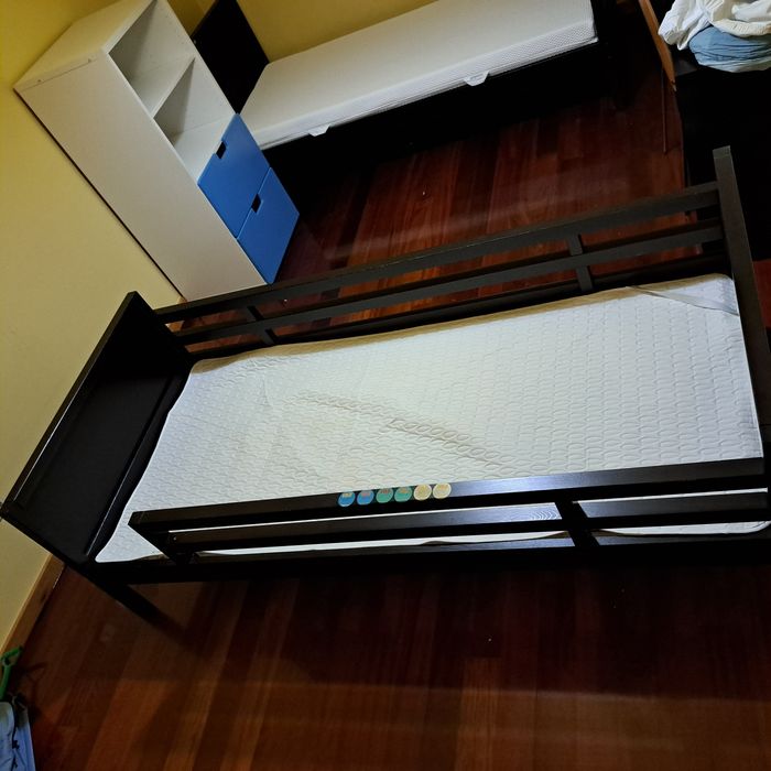 Duas camas de solteiro Ikea 90 x 200 ( beliche desmontado)