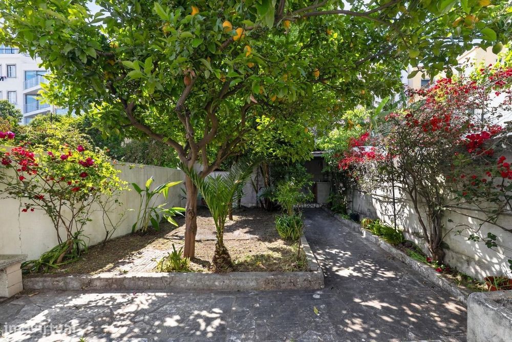 Apartamento T2+1 com pátio de 95m2 na Estrela para remodelação