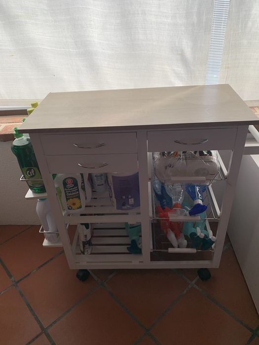 Carrinho de arrumaçao em madeira .