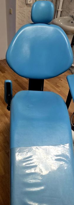 Стоматологічне крісло у відмінному стані.