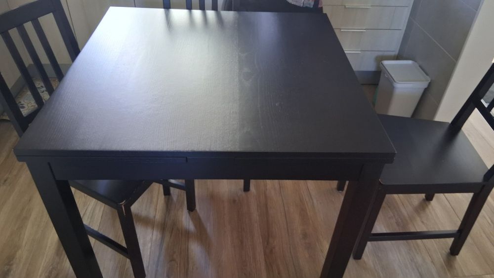 Mesa BJURSTA extensível e cadeiras