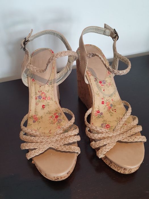 Sandálias altas com fivela