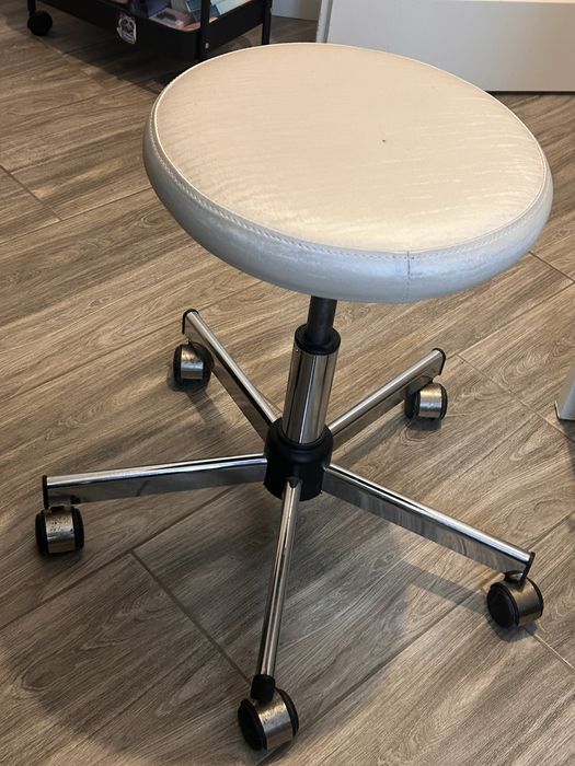 Taboret kosmetyczny na kółkach