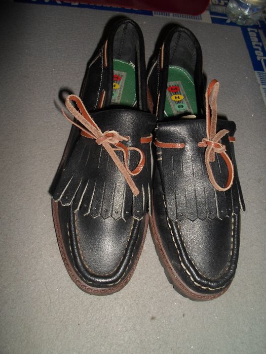 Sapatos em pele novos