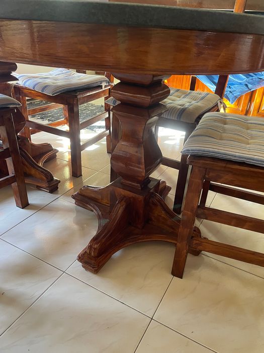 Mesa de cozinha em madeira com tampo de granito preto