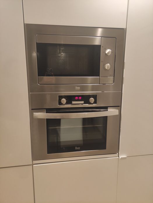 Conjunto forno e microondas TEKA em cinza