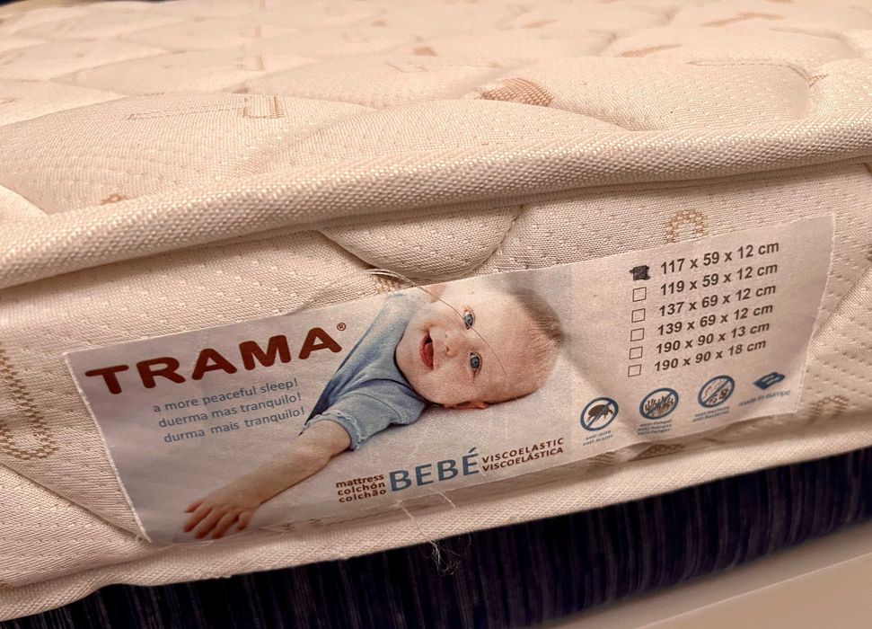 Cama e colchão de bébé
