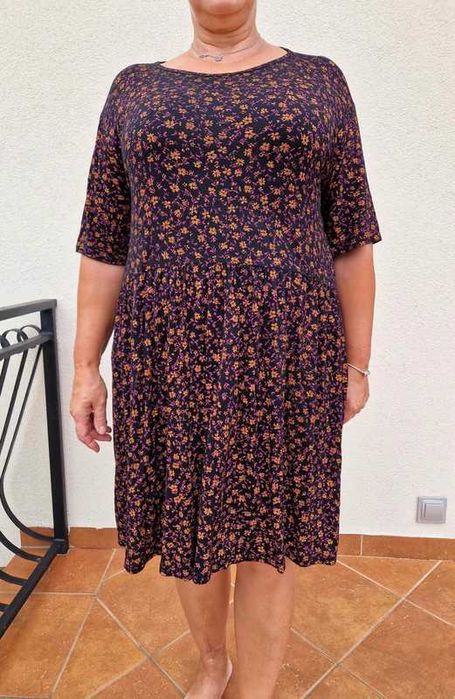 Dzianinowa sukienka w kwiaty